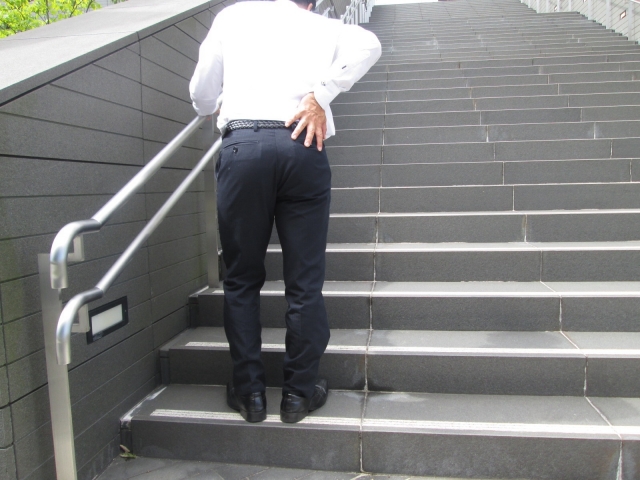 階段を登れない脊柱管狭窄症の男性