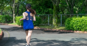 公園を走る女性ランナー