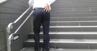 階段を登れない脊柱管狭窄症の男性